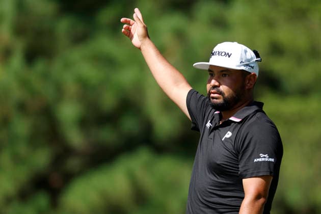 MEMPHIS, TN - AUGUST 14: J.J. Spaun of the United States points to the right as he watches his tee shot on No. 7 during the second round of the FedEx St. Jude Championship, August 14, 2026, at TPC Southwind in Memphis, Tennessee. (Photo by Matthew Maxey Icon Sportswire) GOLF: AUG 14 PGA, Golf Herren FedEx St. Jude Championship EDITORIAL USE ONLY Icon260814038