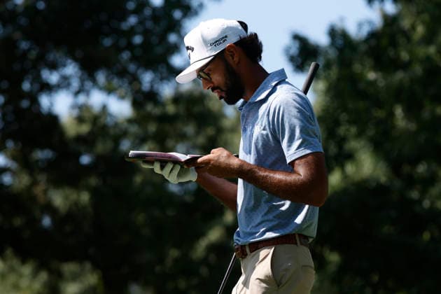 MEMPHIS, TN - AUGUST 14: Akshay Bhatia of the United States looks at his yardage book as he walks off the No. 7 tee box during the second round of the FedEx St. Jude Championship, August 14, 2026, at TPC Southwind in Memphis, Tennessee. (Photo by Matthew Maxey Icon Sportswire) GOLF: AUG 14 PGA, Golf Herren FedEx St. Jude Championship EDITORIAL USE ONLY Icon260814044