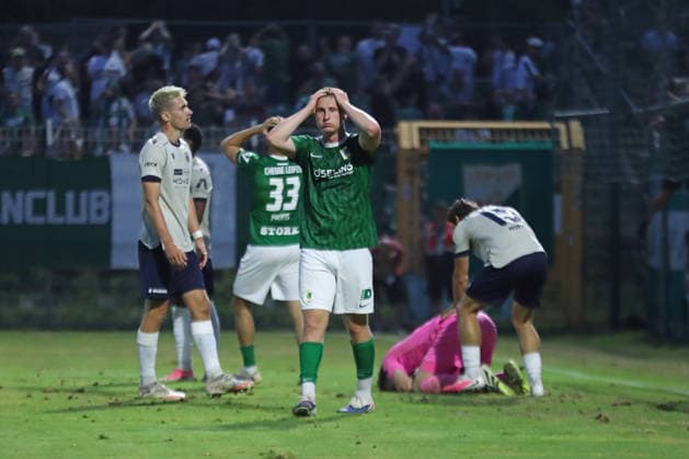 Fußball Regionalliga Nordost: BSG Chemie Leipzig - FC Carl Zeiss Jena; 14.08.2026 Enttäuschung bei Neuzugang Philipp Kühn (23, Chemie Leipzig), der die Hände über dem Kopf zusammenschlägt. Fußball, Regionalliga Nordost, Saison 2026 2027, 5. Spieltag: BSG Chemie Leipzig vs. FC Carl Zeiss Jena am 14.08.2026 im Alfred-Kunze-Sportpark, Leipzig Leutzsch. *** Soccer, Northeast Regional League: BSG Chemie Leipzig vs. FC Carl Zeiss Jena, August 14, 2026. Disappointment for new signing Philipp Kühn, 23, of Chemie Leipzig, who throws his hands up in despair. Soccer, Northeast Regional League, 2026–2027 season, Matchday 5: BSG Chemie Leipzig vs. FC Carl Zeiss Jena on August 14, 2026, at Alfred Kunze Sportpark, Leipzig-Leutzsch Copyright: xBEAUTIFULxSPORTS JanxKaeferx