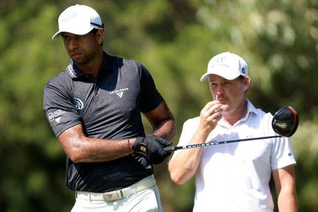 MEMPHIS, TN - AUGUST 14: Aaron Rai of England watches his tee shot on No. 7 as Bud Cauley of the United States looks on during the second round of the FedEx St. Jude Championship, August 14, 2026, at TPC Southwind in Memphis, Tennessee. (Photo by Matthew Maxey Icon Sportswire) GOLF: AUG 14 PGA, Golf Herren FedEx St. Jude Championship EDITORIAL USE ONLY Icon260814046