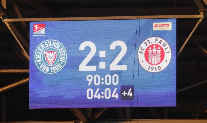 Fussball, Herren, Saison 2026 2027, 2.BL, Holstein Stadion, Holstein Kiel gegen FC St Pauli, 2-2 DFL REGULATIONS PROHIBIT ANY USE OF PHOTOGRAPHS AS IMAGE SEQUENCES AND OR QUASI-VIDEO. *** Soccer, Men s, 2026–2027 Season, 2nd Bundesliga, Holstein Stadium, Holstein Kiel vs. FC St. Pauli, 2–2. DFL regulations prohibit any use of photographs as image sequences and or quasi-video.