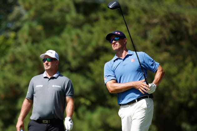 MEMPHIS, TN - AUGUST 14: Adam Scott of Australia watches his tee shot on No. 9 as Ryan Fox of New Zealand looks on during the second round of the FedEx St. Jude Championship, August 14, 2026, at TPC Southwind in Memphis, Tennessee. (Photo by Matthew Maxey Icon Sportswire) GOLF: AUG 14 PGA, Golf Herren FedEx St. Jude Championship EDITORIAL USE ONLY Icon260814049