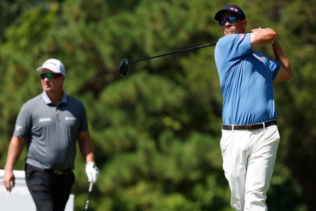MEMPHIS, TN - AUGUST 14: Adam Scott of Australia watches his tee shot on No. 9 as Ryan Fox of New Zealand looks on during the second round of the FedEx St. Jude Championship, August 14, 2026, at TPC Southwind in Memphis, Tennessee. (Photo by Matthew Maxey Icon Sportswire) GOLF: AUG 14 PGA, Golf Herren FedEx St. Jude Championship EDITORIAL USE ONLY Icon260814047