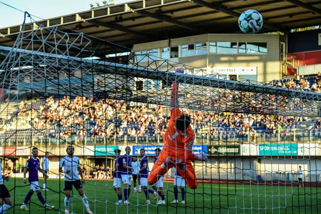 Regionalliga Bayern: Wacker Burghausen vs. TSV Schwaben Augsburg , Burghausen, 14.08.2026 Maximilian Reil (TSV Schwaben Augsburg, 1) streckt sich mächtig nach dem gefährlichen Freistoß der Burghausener , Burghausen, 14.08.2026 - 4. Spieltag der Regionalliga Bayern, Wacker Burghausen gegen TSV Schwaben Augsburg; Burghausen, Flatbuy-Stadion *** Bavarian Regional League: Wacker Burghausen vs. TSV Schwaben Augsburg, Burghausen, August 14, 2026; Maximilian Reil, TSV Schwaben Augsburg, 1 stretches mightily to block Burghausen’s dangerous free kick, Burghausen, August 14, 2026 Matchday 4 of the Bavarian Regional League, Wacker Burghausen vs. TSV Schwaben Augsburg, Burghausen, Flatbuy Stadium Copyright: xBEAUTIFULxSPORTS Märklx