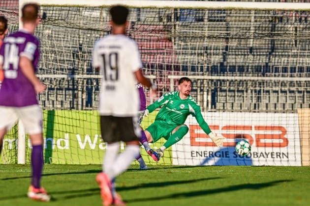 Regionalliga Bayern: Wacker Burghausen vs. TSV Schwaben Augsburg , Burghausen, 14.08.2026 Markus Schöller (SV Wacker Burghausen, 1) hat keine Chance bei dem Schuss von Johannes Rehwald (TSV Schwaben Augsburg, 37) zum 0:1 für Schwaben. , Burghausen, 14.08.2026 - 4. Spieltag der Regionalliga Bayern, Wacker Burghausen gegen TSV Schwaben Augsburg; Burghausen, Flatbuy-Stadion *** Bavarian Regional League: Wacker Burghausen vs. TSV Schwaben Augsburg, Burghausen, August 14, 2026; Markus Schöller, SV Wacker Burghausen, 1 has no chance against Johannes Rehwald’s shot for TSV Schwaben Augsburg; 37’ – 0–1 for Schwaben, Burghausen, August 14, 2026, Matchday 4 of the Bavarian Regional League: Wacker Burghausen vs. TSV Schwaben Augsburg, Burghausen, Flatbuy Stadium Copyright: xBEAUTIFULxSPORTS Märklx