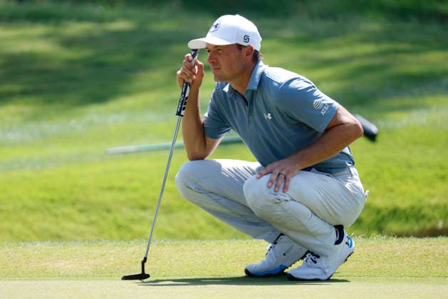 MEMPHIS, TN - AUGUST 14: Jordan Spieth of the United States squats to read a putt on No. 1 during the second round of the FedEx St. Jude Championship, August 14, 2026, at TPC Southwind in Memphis, Tennessee. (Photo by Matthew Maxey Icon Sportswire) GOLF: AUG 14 PGA, Golf Herren FedEx St. Jude Championship EDITORIAL USE ONLY Icon260814057