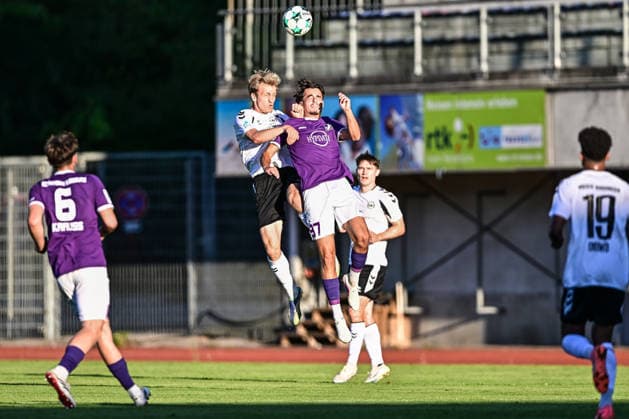 Regionalliga Bayern: Wacker Burghausen vs. TSV Schwaben Augsburg , Burghausen, 14.08.2026 Kopfballduell im gleissenden Licht: Adrian Hofherr (SV Wacker Burghausen, 18), Burghausen, 14.08.2026 - 4. Spieltag der Regionalliga Bayern, Wacker Burghausen gegen TSV Schwaben Augsburg; Burghausen, Flatbuy-Stadion *** Bavarian Regional League: Wacker Burghausen vs. TSV Schwaben Augsburg, Burghausen, August 14, 2026; Heading duel in the glaring light: Adrian Hofherr (SV Wacker Burghausen), 18, Burghausen, August 14, 2026 Matchday 4 of the Bavarian Regional League: Wacker Burghausen vs. TSV Schwaben Augsburg, Burghausen, Flatbuy Stadium Copyright: xBEAUTIFULxSPORTS Märklx