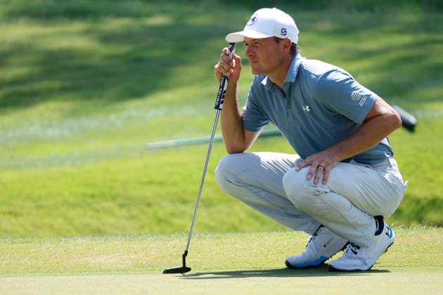 MEMPHIS, TN - AUGUST 14: Jordan Spieth of the United States squats to read a putt on No. 1 during the second round of the FedEx St. Jude Championship, August 14, 2026, at TPC Southwind in Memphis, Tennessee. (Photo by Matthew Maxey Icon Sportswire) GOLF: AUG 14 PGA, Golf Herren FedEx St. Jude Championship EDITORIAL USE ONLY Icon260814058