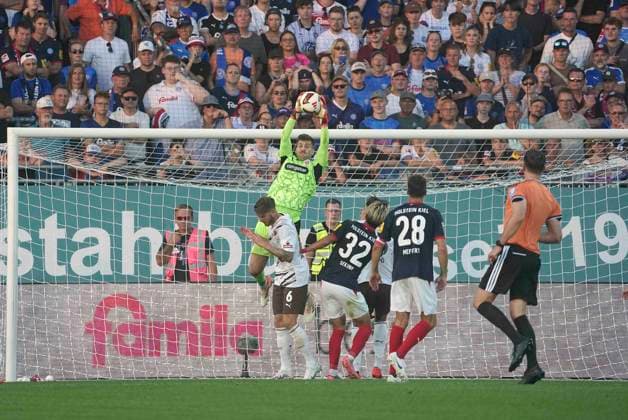 Foto : Torhüter Ben VOLL (Pauli) rettet gegen Hiroki SEKINE (Kiel) Fussball 2. Bundesliga , 2. Spieltag am Fr. 14.08.2026 Holstein Kiel - FC St. Pauli *** Photo: Goalkeeper Ben VOLL of St. Pauli makes a save against Hiroki SEKINE, Kiel. Soccer, 2. Bundesliga, Matchday 2 on Fri, Aug 14, 2026: Holstein Kiel vs. FC St. Pauli
