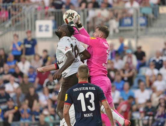 Foto : Ricky-Jade JONES ( Pauli) scheitert an Torhüter Timon Weiner (Kiel) Fussball 2. Bundesliga , 2. Spieltag am Fr. 14.08.2026 Holstein Kiel - FC St. Pauli *** Photo: Ricky Jade JONES Pauli is denied by goalkeeper Timon Weiner Kiel Soccer 2. Bundesliga, Matchday 2 on Fri, Aug 14, 2026 Holstein Kiel vs. FC St. Pauli