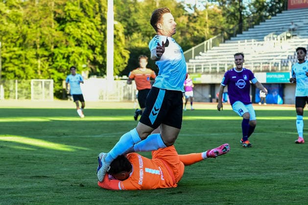 Regionalliga Bayern: Wacker Burghausen vs. TSV Schwaben Augsburg , Burghausen, 14.08.2026 Maximilian Reil (TSV Schwaben Augsburg, 1) klärt die gefährliche Situation im Strafraum gegen Jannis Turtschan (SV Wacker Burghausen, 23) , Burghausen, 14.08.2026 - 4. Spieltag der Regionalliga Bayern, Wacker Burghausen gegen TSV Schwaben Augsburg; Burghausen, Flatbuy-Stadion *** Bavarian Regional League: Wacker Burghausen vs. TSV Schwaben Augsburg, Burghausen, August 14, 2026. Maximilian Reil of TSV Schwaben Augsburg (No. 1) clears a dangerous situation in the penalty area against Jannis Turtschan of SV Wacker Burghausen, 23, Burghausen, August 14, 2026 Matchday 4 of the Bavarian Regional League: Wacker Burghausen vs. TSV Schwaben Augsburg, Burghausen, Flatbuy Stadium Copyright: xBEAUTIFULxSPORTS Märklx