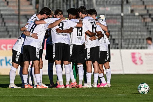 Regionalliga Bayern: Wacker Burghausen vs. TSV Schwaben Augsburg , Burghausen, 14.08.2026 Spielerkreis Burghausen vor Beginn der Partie gegen Schwaben Augsburg, Burghausen, 14.08.2026 - 4. Spieltag der Regionalliga Bayern, Wacker Burghausen gegen TSV Schwaben Augsburg; Burghausen, Flatbuy-Stadion *** Bavarian Regional League: Wacker Burghausen vs. TSV Schwaben Augsburg, Burghausen, August 14, 2026. The Burghausen players gather before the start of the match against Schwaben Augsburg, Burghausen, August 14, 2026 Matchday 4 of the Bavarian Regional League: Wacker Burghausen vs. TSV Schwaben Augsburg, Burghausen, Flatbuy Stadium Copyright: xBEAUTIFULxSPORTS Märklx