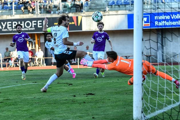 Regionalliga Bayern: Wacker Burghausen vs. TSV Schwaben Augsburg , Burghausen, 14.08.2026 Noah Shawn Agbaje (SV Wacker Burghausen, 10) verfehlt knapp das Tor von Maximilian Reil (TSV Schwaben Augsburg, 1); Kapitän Felix Bachschmid (SV Wacker Burghausen, 6) kann nicht eingreifen , Burghausen, 14.08.2026 - 4. Spieltag der Regionalliga Bayern, Wacker Burghausen gegen TSV Schwaben Augsburg; Burghausen, Flatbuy-Stadion *** Bavarian Regional League: Wacker Burghausen vs. TSV Schwaben Augsburg, Burghausen, August 14, 2026. Noah Shawn Agbaje (SV Wacker Burghausen), No. 10, narrowly misses the goal defended by Maximilian Reil (TSV Schwaben Augsburg), 1 Captain Felix Bachschmid of SV Wacker Burghausen, 6, is unable to intervene, Burghausen, August 14, 2026 Matchday 4 of the Bavarian Regional League: Wacker Burghausen vs. TSV Schwaben Augsburg, Burghausen, Flatbuy Stadium Copyright: xBEAUTIFULxSPORTS Märklx