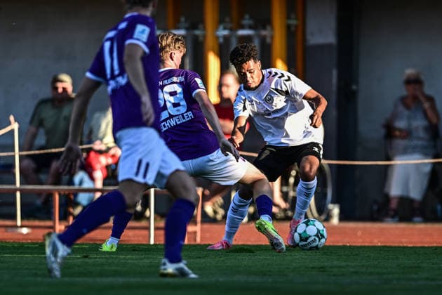Regionalliga Bayern: Wacker Burghausen vs. TSV Schwaben Augsburg , Burghausen, 14.08.2026 Timothee Diowo (SV Wacker Burghausen, 19) in Zweikampf um den Ball gegen Tristan Eschweiler (TSV Schwaben Augsburg, 28) , Burghausen, 14.08.2026 - 4. Spieltag der Regionalliga Bayern, Wacker Burghausen gegen TSV Schwaben Augsburg; Burghausen, Flatbuy-Stadion *** Bavarian Regional League: Wacker Burghausen vs. TSV Schwaben Augsburg, Burghausen, August 14, 2026. Timothee Diowo (SV Wacker Burghausen, 19) battles for the ball against Tristan Eschweiler (TSV Schwaben Augsburg), 28, Burghausen, August 14, 2026 Matchday 4 of the Bavarian Regional League: Wacker Burghausen vs. TSV Schwaben Augsburg, Burghausen, Flatbuy Stadium Copyright: xBEAUTIFULxSPORTS Märklx