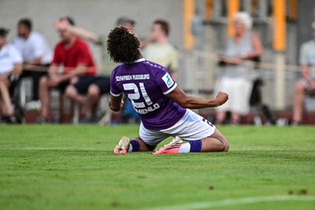 Regionalliga Bayern: Wacker Burghausen vs. TSV Schwaben Augsburg , Burghausen, 14.08.2026 Benjamin Omenlo (TSV Schwaben Augsburg, 21) jubelt nach dem Treffer zum 0:2 für die Schwaben. , Burghausen, 14.08.2026 - 4. Spieltag der Regionalliga Bayern, Wacker Burghausen gegen TSV Schwaben Augsburg; Burghausen, Flatbuy-Stadion *** Bavarian Regional League: Wacker Burghausen vs. TSV Schwaben Augsburg, Burghausen, August 14, 2026. Benjamin Omenlo of TSV Schwaben Augsburg (No. 21) celebrates after scoring the goal that made it 0–2 for Schwaben, Burghausen, August 14, 2026 Matchday 4 of the Bavarian Regional League: Wacker Burghausen vs. TSV Schwaben Augsburg, Burghausen, Flatbuy Stadium Copyright: xBEAUTIFULxSPORTS Märklx
