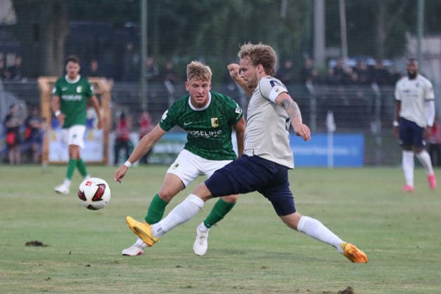 Fußball Regionalliga Nordost: BSG Chemie Leipzig - FC Carl Zeiss Jena; 14.08.2026 Rajk Lisinski (27, Chemie Leipzig) gegen Kapitän Nils Butzen (26, Carl Zeiss Jena). Fußball, Regionalliga Nordost, Saison 2026 2027, 5. Spieltag: BSG Chemie Leipzig vs. FC Carl Zeiss Jena am 14.08.2026 im Alfred-Kunze-Sportpark, Leipzig Leutzsch. *** Soccer, Northeast Regional League: BSG Chemie Leipzig vs. FC Carl Zeiss Jena, August 14, 2026; Rajk Lisinski (27), Chemie Leipzig, vs. Captain Nils Butzen (26), Carl Zeiss Jena; Soccer, Northeast Regional League, 2026–2027 season, Matchday 5: BSG Chemie Leipzig vs. FC Carl Zeiss Jena on August 14, 2026, at Alfred Kunze Sportpark, Leipzig-Leutzsch Copyright: xBEAUTIFULxSPORTS JanxKaeferx