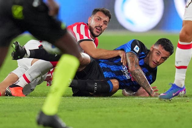 Atalanta s Gianluca Scamacca fight fot the ball with Athletic BilbaoÕs Aitor Paredes during the friendly match soccer match between Atalanta and Athletic Club Bilbao at the New Balance Arena in Bergamo , North Italy - Friday , August 14 , 2026 . - Soccer .  Copyright: xSpada LaPressex