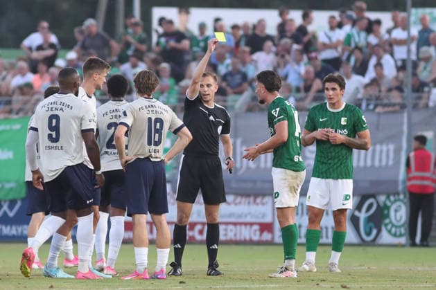 Fußball Regionalliga Nordost: BSG Chemie Leipzig - FC Carl Zeiss Jena; 14.08.2026 Schiedsrichterin Lukas Pilz zeigt die Gelbe Karte gegen Valon Aliji (14, Chemie Leipzig), Verwarnung. Fußball, Regionalliga Nordost, Saison 2026 2027, 5. Spieltag: BSG Chemie Leipzig vs. FC Carl Zeiss Jena am 14.08.2026 im Alfred-Kunze-Sportpark, Leipzig Leutzsch. *** Soccer, Northeast Regional League: BSG Chemie Leipzig vs. FC Carl Zeiss Jena, August 14, 2026. Referee Lukas Pilz shows a yellow card to Valon Aliji (14), Chemie Leipzig. Caution, Soccer, Northeast Regional League, 2026–2027 season, Matchday 5: BSG Chemie Leipzig vs. FC Carl Zeiss Jena on August 14, 2026, at Alfred Kunze Sportpark, Leipzig Leutzsch Copyright: xBEAUTIFULxSPORTS JanxKaeferx