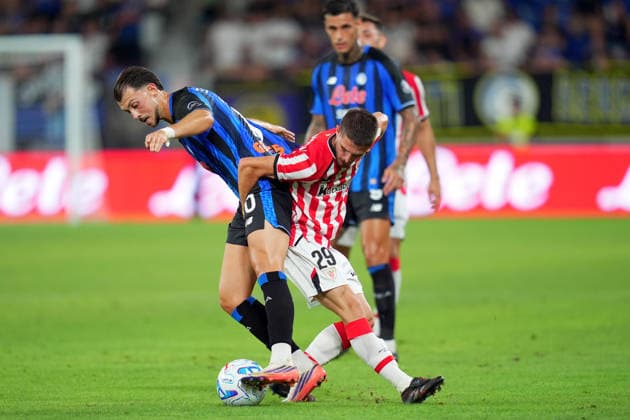 Atalanta s Lazar Samardzic fight fot the ball with Athletic BilbaoÕs Benat Gere during the friendly match soccer match between Atalanta and Athletic Club Bilbao at the New Balance Arena in Bergamo , North Italy - Friday , August 14 , 2026 . - Soccer .  Copyright: xSpada LaPressex