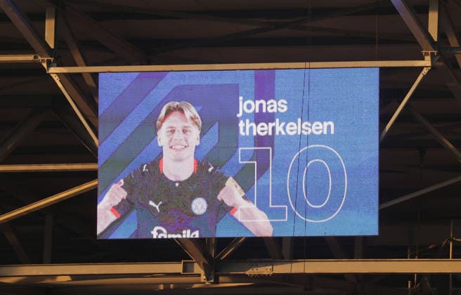 Jonas Therkelsen (Holstein Kiel) traf zum 2-2 Ausgleich Fussball, Herren, Saison 2026 2027, 2.BL, Holstein Stadion, Holstein Kiel gegen FC St Pauli, 2-2 DFL REGULATIONS PROHIBIT ANY USE OF PHOTOGRAPHS AS IMAGE SEQUENCES AND OR QUASI-VIDEO. *** Jonas Therkelsen of Holstein Kiel scored the 2-2 equalizer. Soccer, Men s, 2026–2027 Season, 2. Bundesliga, Holstein Stadium, Holstein Kiel vs. FC St. Pauli, 2–2. DFL regulations prohibit any use of photographs as image sequences and or quasi-video.