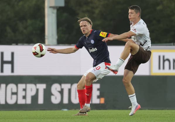Jonas Therkelsen (Holstein Kiel), Mathias Rasmussen (St. Pauli) Fussball, Herren, Saison 2026 2027, 2.BL, Holstein Stadion, Holstein Kiel gegen FC St Pauli, 2-2 DFL REGULATIONS PROHIBIT ANY USE OF PHOTOGRAPHS AS IMAGE SEQUENCES AND OR QUASI-VIDEO. *** Jonas Therkelsen, Holstein Kiel; Mathias Rasmussen, St. Pauli Fussball; Men s Division; 2026–2027 Season; 2. Bundesliga, Holstein Stadium, Holstein Kiel vs. FC St. Pauli, 2–2. DFL regulations prohibit any use of photographs as image sequences and or quasi-video.