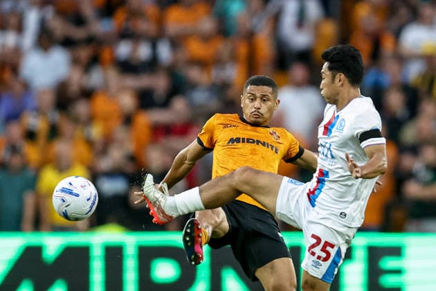 Wolverhampton Wanderers v Blackburn Rovers, EFL Sky Bet Championship Wolverhampton Wanderers midfielder Andre (7) battles for ball with Blackburn Rovers defender Ryoya Morishita (25) during the EFL Sky Bet Championship match between Wolverhampton Wanderers and Blackburn Rovers at Molineux, Wolverhampton, UK on 14 August 2026. Wolverhampton Molineux West Midlands UK Editorial use only DataCo restrictions apply See www.football-dataco.com , Copyright: xManjitxNarotrax PSI-24683-0021