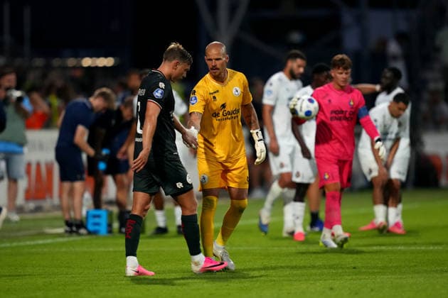 Eredivisie: Telstar v Sparta Rotterdam Velsen-Zuid - Goalkeeper Filip Bednarek of Sparta Rotterdam talking with Julian Baas of Sparta Rotterdam during the competition round of the 2026 2027 Eredivisie season. The match is set between Telstar and Sparta Rotterdam at 711 Stadion on 14 August 2026 in Velsen-Zuid, The Netherlands. ( Danny de Groot) Copyright: xDannyxdexGrootx