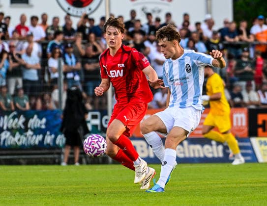 14.08.2026, GER, Fußball, Herren, RL Bayern, FC Memmingen vs TSV 1860 München Timo Schmidt (Memmingen, 4), Emre Erdogan (München, 19) Memmingen e-con ArenaPark Bayern Deutschland *** August 14, 2026, GER, Soccer, Men s, Bavarian Regional League, FC Memmingen vs. TSV 1860 Munich Timo Schmidt Memmingen, 4, Emre Erdogan Munich, 19 Memmingen at ArenaPark Bavaria, Germany Copyright: xNordphotox xHafnerx