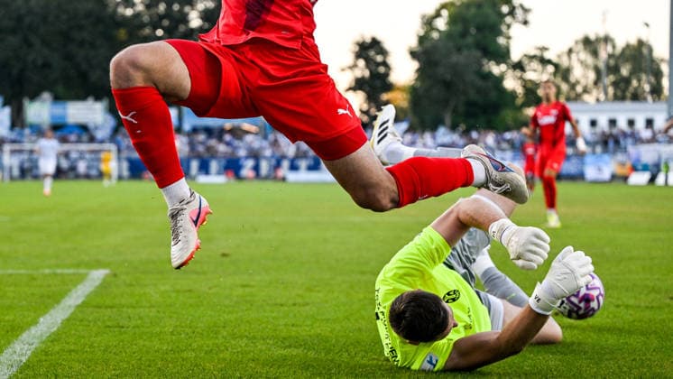 14.08.2026, GER, Fußball, Herren, RL Bayern, FC Memmingen vs TSV 1860 München Vitus Eicher (München, 30) wirft sich vor Kim-Bryan Paschek (Memmingen, 18) Memmingen e-con ArenaPark Bayern Deutschland *** August 14, 2026, GER, Soccer, Men s, Bavarian Regional League, FC Memmingen vs. TSV 1860 Munich; Vitus Eicher (Munich), 30, dives in front of Kim Bryan Paschek (Memmingen); 18 Memmingen at ArenaPark, Bavaria, Germany Copyright: xNordphotox xHafnerx
