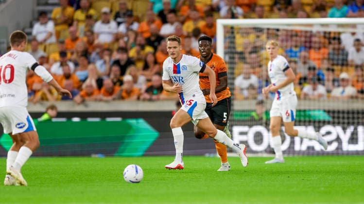 Wolverhampton Wanderers v Blackburn Rovers, EFL Sky Bet Championship Blackburn Rovers defender Sean McLoughlin (15) during the EFL Sky Bet Championship match between Wolverhampton Wanderers and Blackburn Rovers at Molineux, Wolverhampton, UK on 14 August 2026. Editorial use only DataCo restrictions apply See www.football-dataco.com , Copyright: xSimonxDaviesx PSI-24684-0087