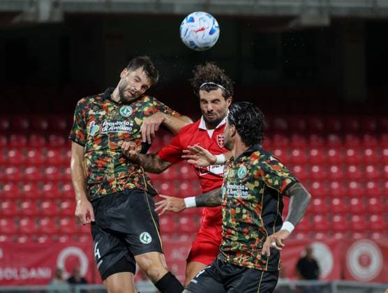 Foto IPP Roberto Bregani Monza 14-08-2026 Calcio, Coppa Italia Frecciarossa 2026 2027, Trentaduesimi di Finale, Monza v Avellino Nella foto Lorenco Simic dell Avellino in azione contro Patrick Cutrone del Monza. Italy Photo Press World Copyright. italy ITALY  Copyright: xR4924_italyphotopressx