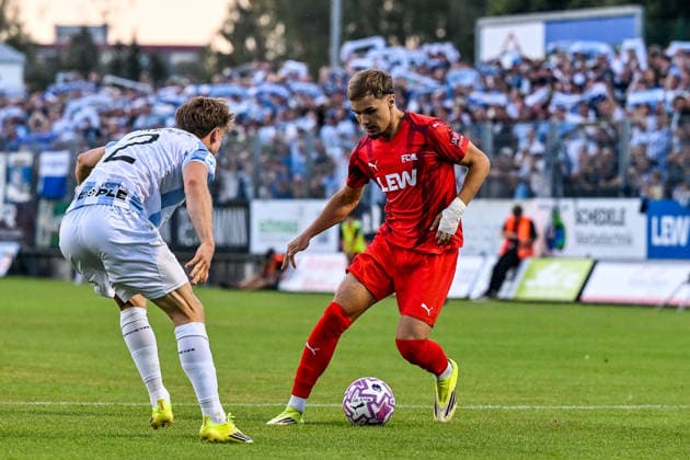 14.08.2026, GER, Fußball, Herren, RL Bayern, FC Memmingen vs TSV 1860 München Julian Bell (München, 2), Constantin Kresin (Memmingen, 23) Memmingen e-con ArenaPark Bayern Deutschland *** August 14, 2026, GER, Soccer, Men s, Bavarian Regional League, FC Memmingen vs. TSV 1860 Munich Julian Bell, Munich, 2; Constantin Kresin, Memmingen, 23; Memmingen, ArenaPark, Bavaria, Germany Copyright: xNordphotox xHafnerx