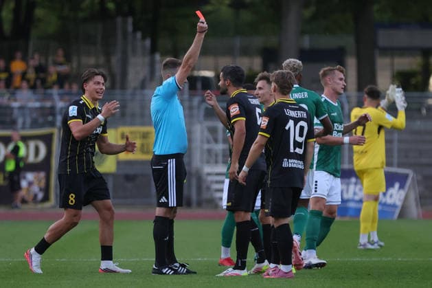 14.08.2026, Herren, Fussball, Saison 2026 2027, Regionalliga Bayern, 4. Spieltag: FC Schweinfurt 05 - SpVgg Bayreuth Der Schiedsrichter zeigt Edwin Schwarz (SpVgg Bayreuth, 05) die rote Karte, Platzverweis Schweinfurt Riedel-Bau-Arena im Sachs-Stadio Bayern Unterfranken Deutschland *** August 14, 2026, Men s Soccer, 2026–2027 Season, Bavarian Regional League, Matchday 4: FC Schweinfurt 05 vs. SpVgg Bayreuth. The referee shows Edwin Schwarz of SpVgg Bayreuth 05 a red card, resulting in his ejection from the game. Schweinfurt, Riedel Bau Arena at Sachs Stadio, Bavaria, Lower Franconia, Germany