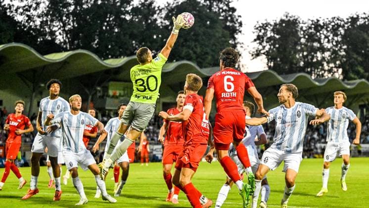 14.08.2026, GER, Fußball, Herren, RL Bayern, FC Memmingen vs TSV 1860 München Vitus Eicher (München, 30) ist bei einem Freistoss nicht zu bezwingen Memmingen e-con ArenaPark Bayern Deutschland *** August 14, 2026, GER, Soccer, Men s, Bavarian Regional League, FC Memmingen vs. TSV 1860 Munich; Vitus Eicher, 30, of Munich, is unstoppable on a free kick; Memmingen, ArenaPark, Bavaria, Germany Copyright: xNordphotox xHafnerx