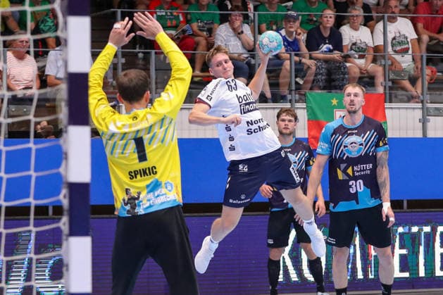 14.08.2026 ,xgox, Handball - Wartburg Cup SG Flensburg-Handewitt - ThSV Eisenach emspor, v.l. Domen Novak (Flensburg, 63) ) wirft Tor, Torschuetze, erzielt Tor, Treffer, scores the goal Eisenach *** August 14, 2026, xgox, Handball Wartburg Cup: SG Flensburg Handewitt vs. ThSV Eisenach, emspor; from left: Domen Novak (Flensburg), 63, takes a shot, goal scorer, scores a goal, Eisenach