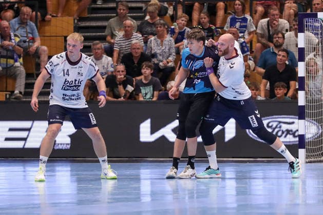 14.08.2026 ,xgox, Handball - Wartburg Cup SG Flensburg-Handewitt - ThSV Eisenach emspor, v.l. Emil Bergholt (Flensburg, 14), Tillman Leu (Eisenach, 99), Arnar Freyr Arnarsson (Flensburg, 41) Zweikampf, Duell, Kampf, tackle Eisenach *** August 14, 2026, xgox, Handball Wartburg Cup: SG Flensburg Handewitt vs. ThSV Eisenach, from left: Emil Bergholt (Flensburg), 14, Tillman Leu (Eisenach), 99, Arnar Freyr Arnarsson, Flensburg, 41; tackle, duel, battle, Eisenach