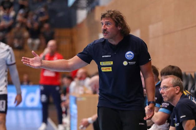 14.08.2026 ,xgox, Handball - Wartburg Cup SG Flensburg-Handewitt - ThSV Eisenach emspor, v.l. Sebastian Hinze (Eisenach, Trainer) gibt Anweisungen, gestikuliert mit den Armen, gesticulate, gives instructions Eisenach *** August 14, 2026, xgox, Handball Wartburg Cup: SG Flensburg Handewitt vs. ThSV Eisenach, emspor; from left: Sebastian Hinze (Eisenach); coach gives instructions, gesturing with his arms, gesticulate, gives instructions (Eisenach)