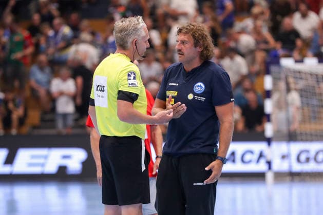 14.08.2026 ,xgox, Handball - Wartburg Cup SG Flensburg-Handewitt - ThSV Eisenach emspor, v.l. Sebastian Hinze (Eisenach, Trainer) diskutiert mit Schiedsrichter, Schiri, referee Robert Schulze Eisenach *** August 14, 2026, xgox, Handball: Wartburg Cup, SG Flensburg Handewitt vs. ThSV Eisenach, emspor; from left: Sebastian Hinze (Eisenach), coach discussing with referee Robert Schulze (Eisenach)