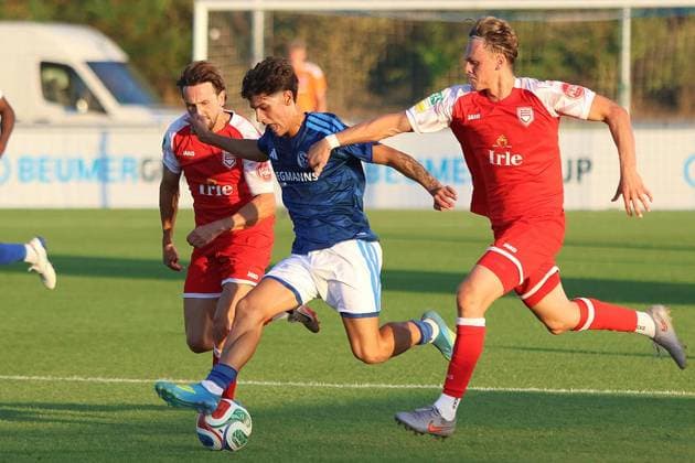 Regionalliga West: FC Schalke 04 U23 - Sportfreunde Siegen ** NUR FÜR REDAKTIONELLE ZWECKE ** EDITORIAL USE ONLY **<p>Fussball Regionalliga West 3.Spieltag Freitag 14.08.2026 Ort: Parkstadion Gelsenkirchen FC Schalke 04 II - Sportfreunde Siegen im Bild von links Lucas Cueto (Siegen), Edion Gashi (Schalke U23) und Tom Gutsch (Siegen) Deutschland Gelsenkirchen Copyright: StefanxRittershaus *** Regionalliga West: FC Schalke 04 U23 vs. Sportfreunde Siegen ** FOR EDITORIAL USE ONLY ** EDITORIAL USE ONLY ** p Soccer Regionalliga West Matchday 3 Friday, August 14, 2026 Location: Parkstadion, Gelsenkirchen FC Schalke 04 II vs. Sportfreunde Siegen Pictured from left: Lucas Cueto (Siegen), Edion Gashi (Schalke U23), and Tom Gutsch (Siegen), Germany, Gelsenkirchen. Copyright StefanxRittershaus Copyright: StefanxRittershaus doc875r213vlir25g0cfq2 ,EDITORIAL USE ONLY