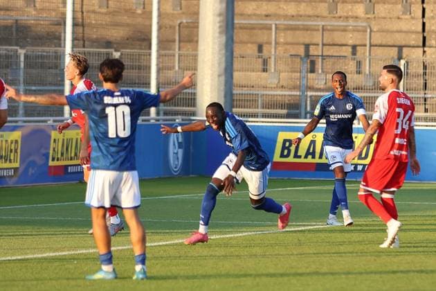Regionalliga West: FC Schalke 04 U23 - Sportfreunde Siegen ** NUR FÜR REDAKTIONELLE ZWECKE ** EDITORIAL USE ONLY **<p>Fussball Regionalliga West 3.Spieltag Freitag 14.08.2026 Ort: Parkstadion Gelsenkirchen FC Schalke 04 II - Sportfreunde Siegen im Bild Torjubel FC Schalke 04 U23 in der Mitte Torschuetze Jean Paul Ndiaye, rechts jubelt Yassin Ben Balla und links Edion Gashi Deutschland Gelsenkirchen Copyright: StefanxRittershaus *** Regionalliga West: FC Schalke 04 U23 vs. Sportfreunde Siegen ** FOR EDITORIAL PURPOSES ONLY ** EDITORIAL USE ONLY ** p Soccer Regionalliga West Matchday 3 Friday, August 14, 2026 Location: Parkstadion, Gelsenkirchen FC Schalke 04 II vs. Sportfreunde Siegen In the picture: FC Schalke 04 U23 celebrating a goal in the center; goal scorers Jean Paul Ndiaye, Yassin Ben Balla celebrating on the right and Edion Gashi on the left Germany, Gelsenkirchen Copyright StefanxRittershaus Copyright: StefanxRittershaus doc875r21524b7unkk9l0k ,EDITORIAL USE ONLY