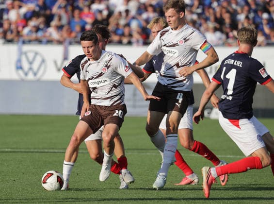Mathias Rasmussen (St. Pauli) am Ball Fussball, Herren, Saison 2026 2027, 2.BL, Holstein Stadion, Holstein Kiel gegen FC St Pauli, 2-2 DFL REGULATIONS PROHIBIT ANY USE OF PHOTOGRAPHS AS IMAGE SEQUENCES AND OR QUASI-VIDEO. *** Mathias Rasmussen, St. Pauli in Action: Soccer, Men s, 2026–2027 Season, 2. Bundesliga, Holstein Stadium, Holstein Kiel vs. FC St. Pauli, 2–2. DFL regulations prohibit any use of photographs as image sequences and or quasi-video.