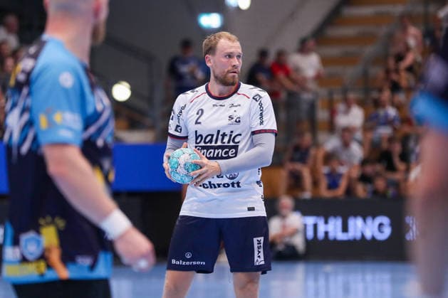 14.08.2026 ,xgox, Handball - Wartburg Cup SG Flensburg-Handewitt - ThSV Eisenach emspor, v.l. Simon Pytlick (Flensburg, 2) am Ball, plays the ball Eisenach *** August 14, 2026, xgox, Handball Wartburg Cup: SG Flensburg Handewitt vs. ThSV Eisenach emspor; from left: Simon Pytlick (Flensburg), 2 with the ball, plays the ball (Eisenach)