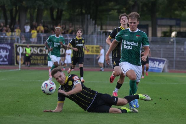 14.08.2026, Herren, Fussball, Saison 2026 2027, Regionalliga Bayern, 4. Spieltag: FC Schweinfurt 05 - SpVgg Bayreuth Von links: Dennis Lippert (SpVgg Bayreuth, 03) gegen Gil Ebner (FC Schweinfurt 05, 08) Schweinfurt Riedel-Bau-Arena im Sachs-Stadio Bayern Unterfranken Deutschland *** August 14, 2026, Men s, Soccer, 2026–2027 Season, Bavarian Regional League, Matchday 4: FC Schweinfurt 05 vs. SpVgg Bayreuth. From left: Dennis Lippert (SpVgg Bayreuth, No. 03) against Gil Ebner (FC Schweinfurt 05), 08 Schweinfurt, Riedel Bau Arena at Sachs Stadio, Bavaria, Lower Franconia, Germany