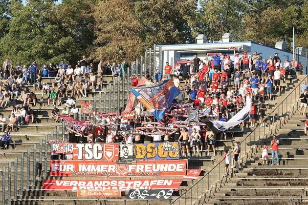 Regionalliga West: FC Schalke 04 U23 - Sportfreunde Siegen ** NUR FÜR REDAKTIONELLE ZWECKE ** EDITORIAL USE ONLY **<p>Fussball Regionalliga West 3.Spieltag Freitag 14.08.2026 Ort: Parkstadion Gelsenkirchen FC Schalke 04 II - Sportfreunde Siegen im Bild Fans von Sportfreunde Siegen im Parkstadion Deutschland Gelsenkirchen Copyright: StefanxRittershaus *** Regionalliga West: FC Schalke 04 U23 vs. Sportfreunde Siegen ** FOR EDITORIAL USE ONLY ** EDITORIAL USE ONLY ** p Soccer Regionalliga West Matchday 3 Friday, August 14, 2026 Location: Parkstadion, Gelsenkirchen FC Schalke 04 II vs. Sportfreunde Siegen Pictured: Sportfreunde Siegen fans at the Parkstadion, Gelsenkirchen, Germany Copyright StefanxRittershaus Copyright: StefanxRittershaus doc875r4slods7ix4iel96 ,EDITORIAL USE ONLY