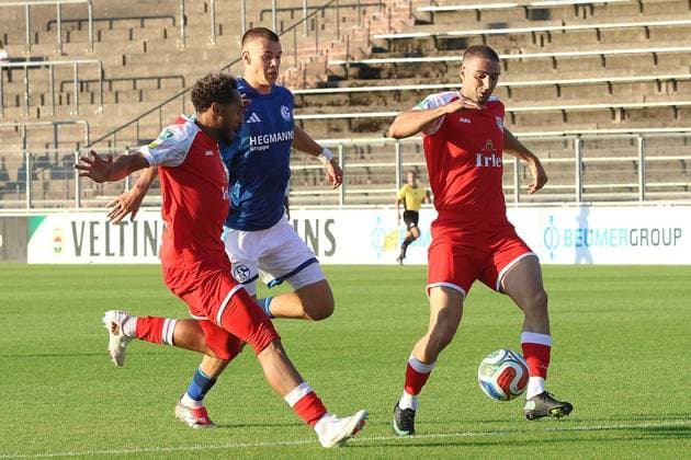 Regionalliga West: FC Schalke 04 U23 - Sportfreunde Siegen ** NUR FÜR REDAKTIONELLE ZWECKE ** EDITORIAL USE ONLY **<p>Fussball Regionalliga West 3.Spieltag Freitag 14.08.2026 Ort: Parkstadion Gelsenkirchen FC Schalke 04 II - Sportfreunde Siegen im Bild von links Kevin Goden (Siegen) Magnus Roesner (S04 II) und Serhat Semih Gueler (Siegen) Deutschland Gelsenkirchen Copyright: StefanxRittershaus *** Regionalliga West FC Schalke 04 U23 Sportfreunde Siegen ** FOR EDITORIAL PURPOSES ONLY ** EDITORIAL USE ONLY ** p Soccer Regionalliga West Matchday 3 Friday, August 14, 2026 Location: Parkstadion, Gelsenkirchen FC Schalke 04 II vs. Sportfreunde Siegen Pictured from left: Kevin Goden (Siegen), Magnus Roesner (S04 II), and Serhat Semih Gueler (Siegen) Germany, Gelsenkirchen Copyright StefanxRittershaus Copyright: StefanxRittershaus doc875r4sm6srkmuyd9l0k ,EDITORIAL USE ONLY