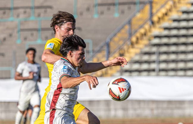 Aris Isa Malaj (FC Augsburg II 11, vorne) im Zweikampf gegen Elija Härtl (DJK Vilzing); FC Augsburg U23 - DJK Vilzing, 4. Spieltag, Endstand 3:1; Fußball Regionalliga Bayern, Saison 2026-2027, *** Aris Isa Malaj (FC Augsburg II) 11, up front in a tackle against Elija Härtl (DJK Vilzing) vs. FC Augsburg U23 vs. DJK Vilzing, Matchday 4, Final Score 3–1, Bavarian Regional League, 2026–2027 Season,