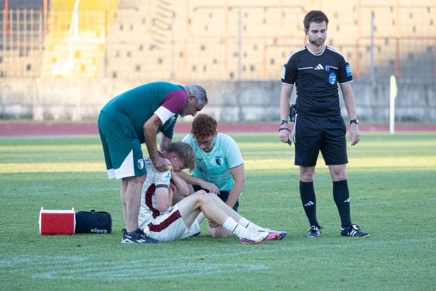 Verletzung Tom Bader (FC Augsburg II 26), mit Dr. Albert Walter (Ärztlicher Betreuer FC Augsburg II), SR Marcel Krauß; FC Augsburg U23 - DJK Vilzing, 4. Spieltag, Endstand 3:1; Fußball Regionalliga Bayern, Saison 2026-2027, *** Injury to Tom Bader (FC Augsburg II, No. 26), with Dr. Albert Walter (team physician for FC Augsburg II); Referee: Marcel Krauß (FC Augsburg U23 vs. DJK Vilzing); Matchday 4; Final score: 3–1; Bavarian Regional League, 2026–2027 season,
