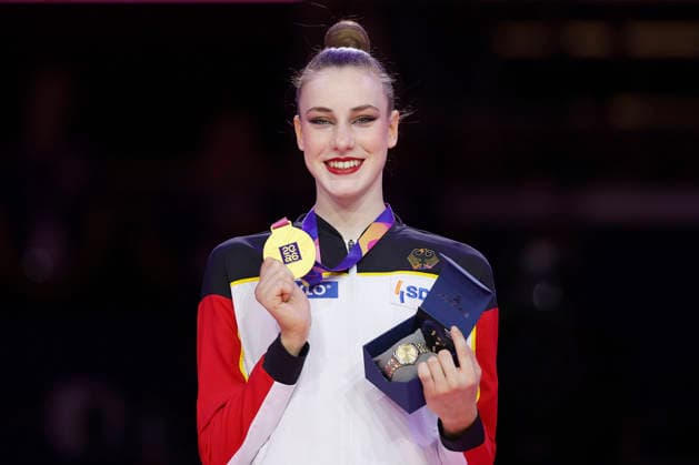 Sport Bilder des Tages Darja Varfolomeev (GER) präsentiert ihre Goldmedaille nach dem Sieg im Mehrkampffinale Einzel bei der Rhythmischen Sportgymnastik-Weltmeisterschaft 2026 in Frankfurt am Main, Deutschland, am 14. August 2026. Darja Varfolomeev (GER) presents her gold medal after winning the individual all-around final at the Rhythmic gymnastics, Rhythmische Sportgymnastik, RSG World Championships 2026 in Frankfurt am Main, Germany, on August 14, 2026. *** Darja Varfolomeev (GER) displays her gold medal after winning the individual all-around final at the 2026 Rhythmic Gymnastics World Championships in Frankfurt am Main, Germany, on August 14, 2026 Darja Varfolomeev (GER) presents her gold medal after winning the individual all-around final at the 2026 Rhythmic Gymnastics World Championships in Frankfurt am Main, Germany, on August 14, 2026 Copyright: HMBxMedia xHeikoxBecker