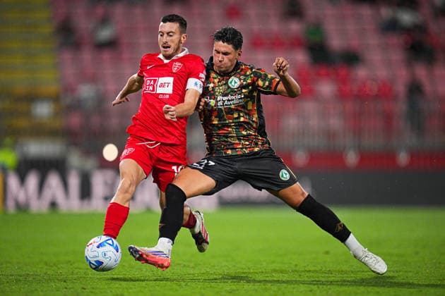 Avellino s Brando Moruzzi fights for the ball with Monza™s Samuele Birindelli during Frecciarossa Italian Cup 2026 2027 soccer match between Monza and Avellino at the Brianteo Stadium in Monza, north Italy - Friday, August 14, 2025. - Soccer .  Copyright: xMarcoxAlpozzi LaPressex