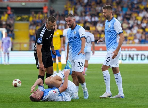 Schiedsrichter Marc Philip Eckermann, Maximilian Wittek (VfL Bochum 1848, 32) und Karol Mets (VfL Bochum 1848, 5) diskutieren, nachdem Enis Cokaj (VfL Bochum 1848, 6) nach einem Kontakt zu Boden geht. GER, Eintracht Braunschweig vs VfL Bochum 1848, 2. Bundesliga, 2. Spieltag, Saison 2026-27, 14.08.2026 DFL REGULATIONS PROHIBIT ANY USE OF PHOTOGRAPHS AS IMAGE SEQUENCES AND OR QUASI-VIDEO GER, Eintracht Braunschweig vs VfL Bochum 1848, 2. Bundesliga, 2. Spieltag, Saison 2026-27, 14.08.2026 Braunschweig *** Referee Marc Philip Eckermann, Maximilian Wittek (VfL Bochum 1848, 32), and Karol Mets (VfL Bochum 1848, 5) discuss the play after Enis Cokaj (VfL Bochum 1848, 6) goes down following a collision GER, Eintracht Braunschweig vs. VfL Bochum 1848, 2. Bundesliga, Matchday 2, 2026–27 season, August 14, 2026. DFL regulations prohibit any use of photographs as image sequences and or quasi-video. GER, Eintracht Braunschweig vs. VfL Bochum 1848, 2. Bundesliga, Matchday 2, 2026–27 season, August 14, 2026, Braunschweig Copyright: xEibner-Pressefoto ScottxColemanx EP_SCN